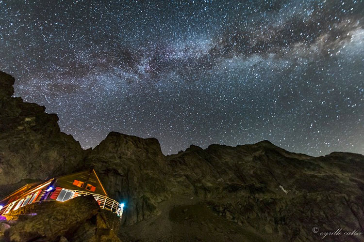 Rifugio Bozano e Cornostella di notte